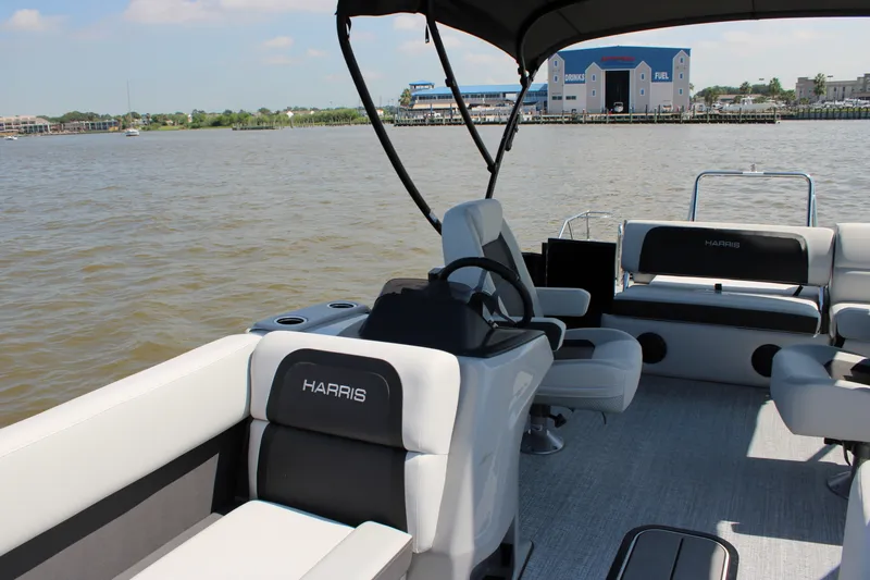 Slide: The Image of Harris Cruiser 230 2026 - 17