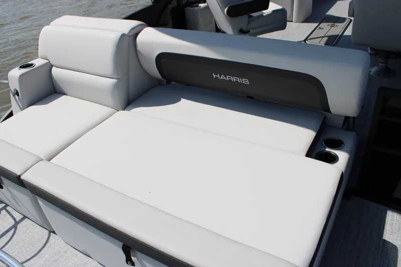 Slide: The Image of Harris Cruiser 230 2026 - 29