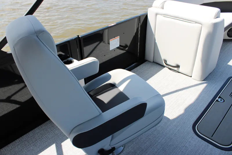 Slide: The Image of Harris Cruiser 230 2026 - 37