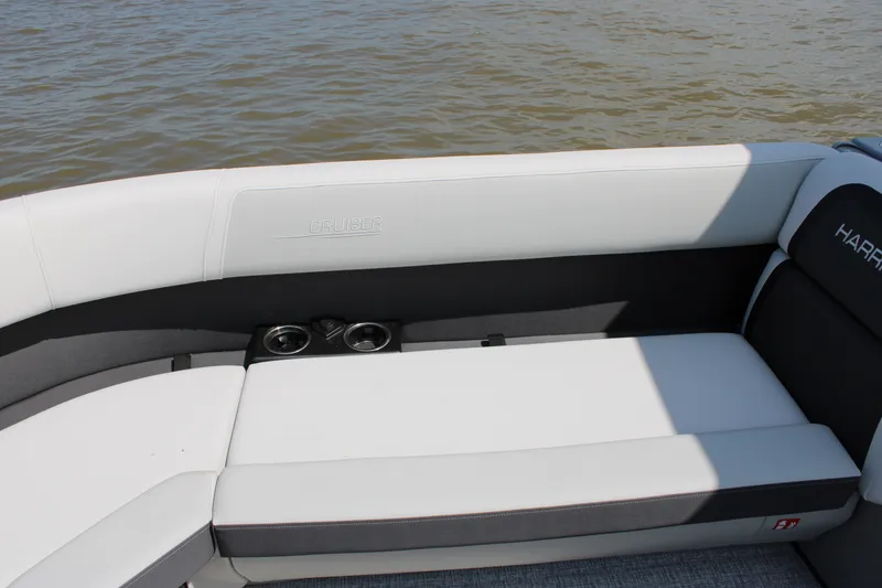 Slide: The Image of Harris Cruiser 230 2026 - 46