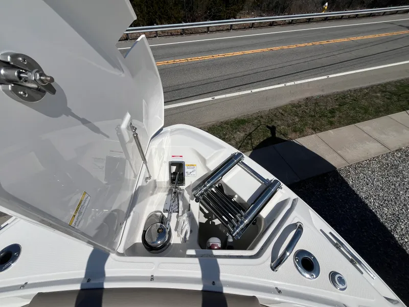 Slide: The Image of Boston Whaler 330 Vantage 2026 - 38