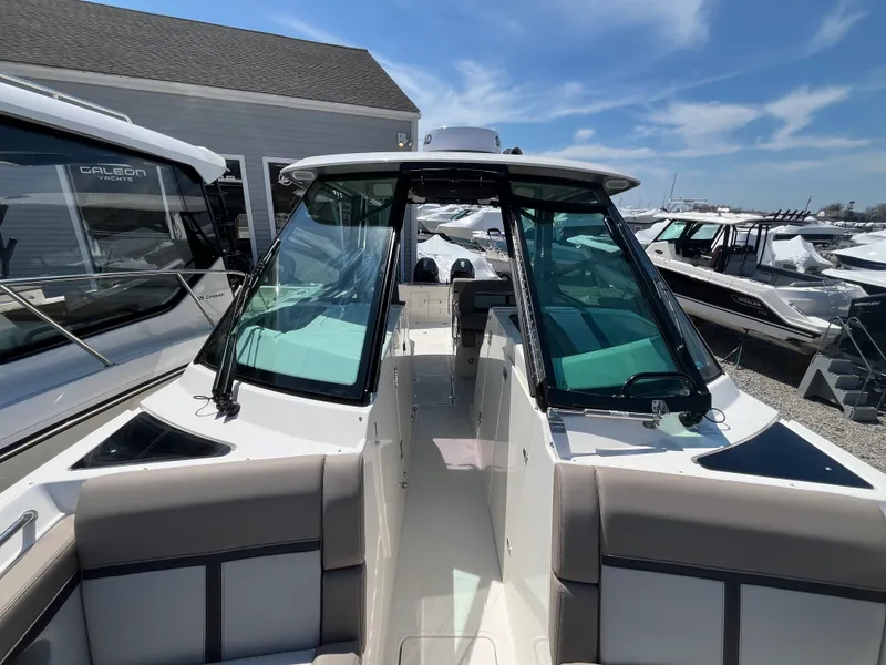 Slide: The Image of Boston Whaler 330 Vantage 2026 - 39
