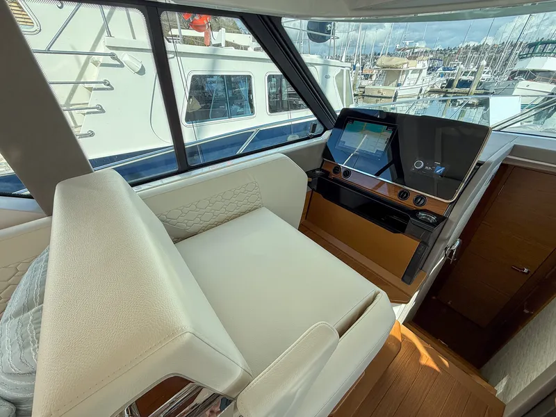 Slide: The Image of Tiara 43 LE 2026 - 37