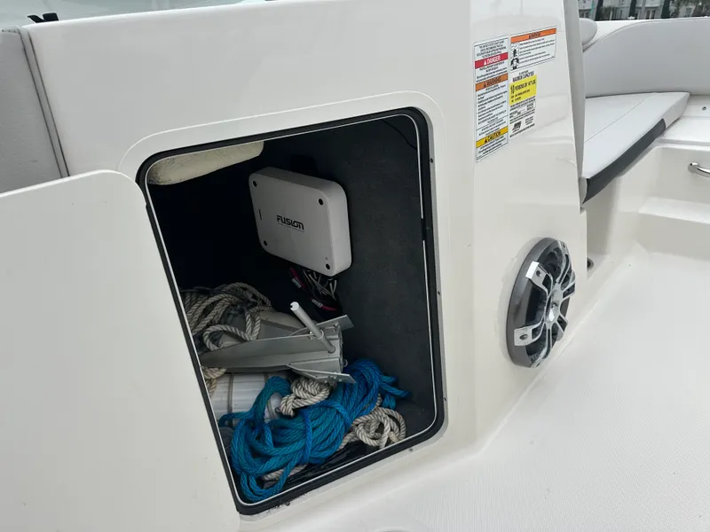 Slide: The Image of Sea Ray 19 SPX 2023 - 10