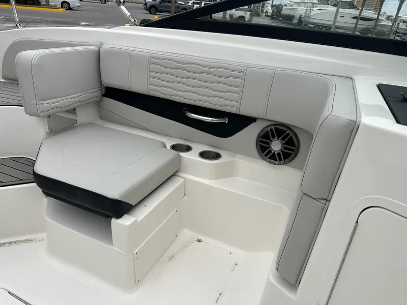 Slide: The Image of Sea Ray 19 SPX 2023 - 11