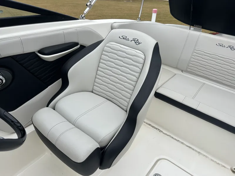 Slide: The Image of Sea Ray 19 SPX 2023 - 13