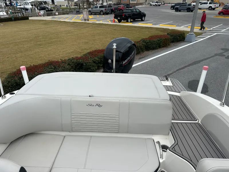 Slide: The Image of Sea Ray 19 SPX 2023 - 16