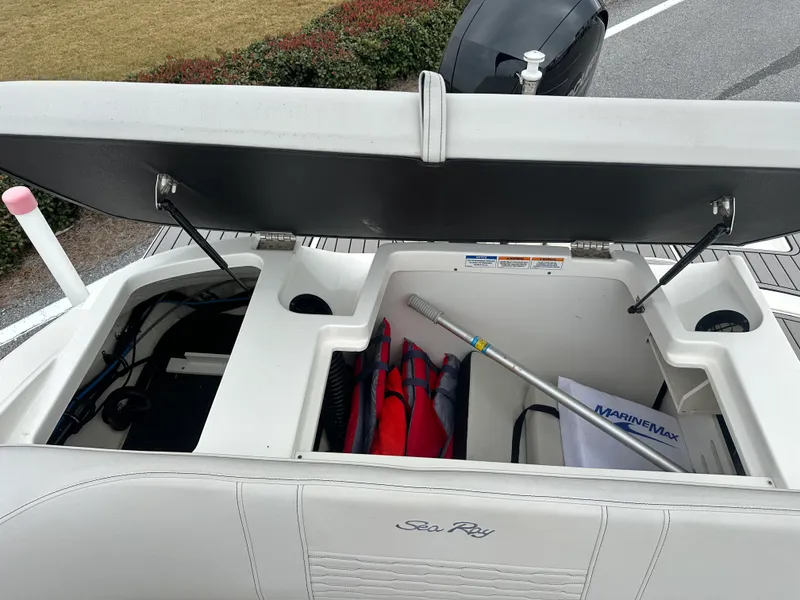 Slide: The Image of Sea Ray 19 SPX 2023 - 17