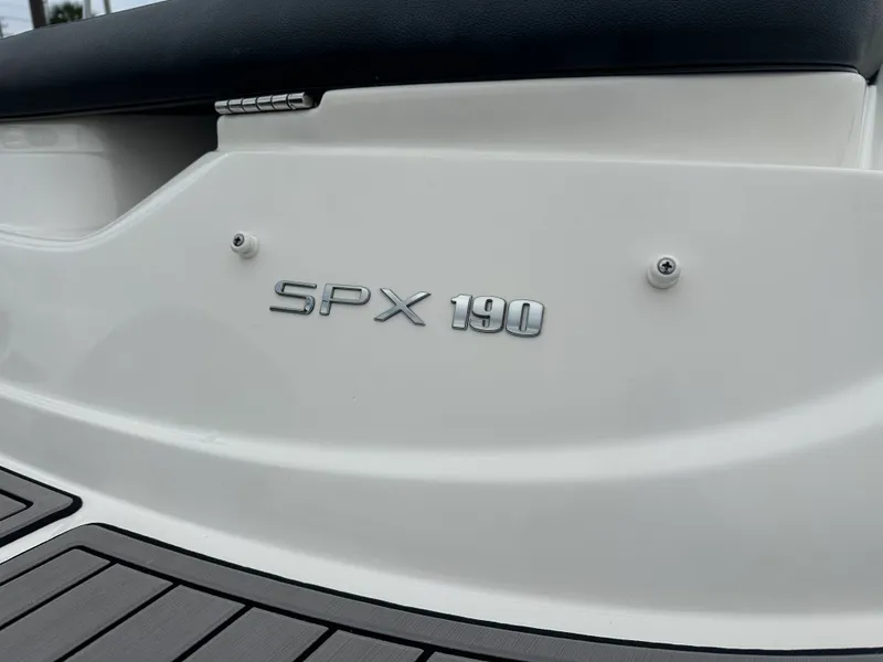 Slide: The Image of Sea Ray 19 SPX 2023 - 20