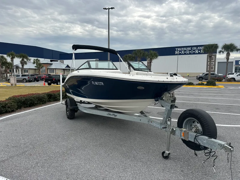 Slide: The Image of Sea Ray 19 SPX 2023 - 4