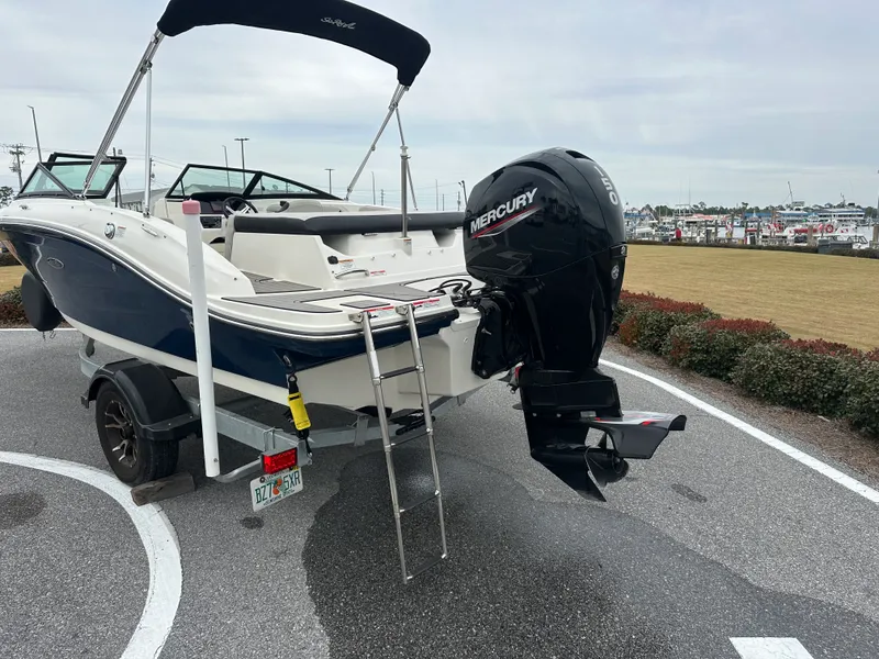 Slide: The Image of Sea Ray 19 SPX 2023 - 6