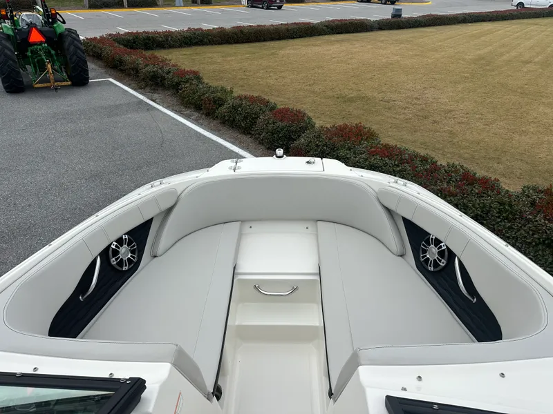 Slide: The Image of Sea Ray 19 SPX 2023 - 7