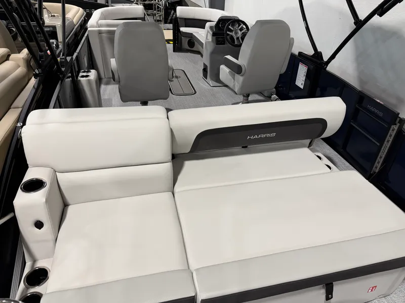 Slide: The Image of Harris Cruiser 230 2026 - 10