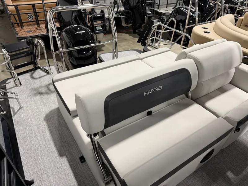 Slide: The Image of Harris Cruiser 230 2026 - 8