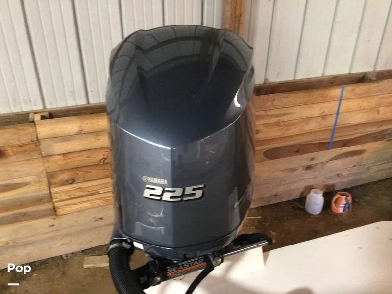 Slide: The Image of Parker Marine 2320 SL Sport Cabin 2021 - 15736945