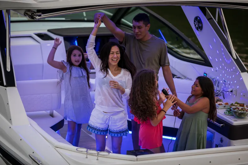 Slide: The Image of Sea Ray Sundancer 320 2024 - 40