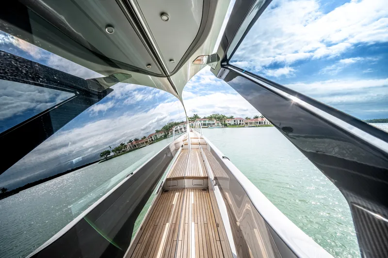 Slide: The Image of Azimut S8 2020 - 13