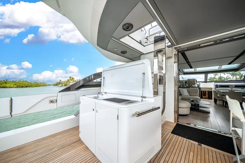 Slide: The Image of Azimut S8 2020 - 21