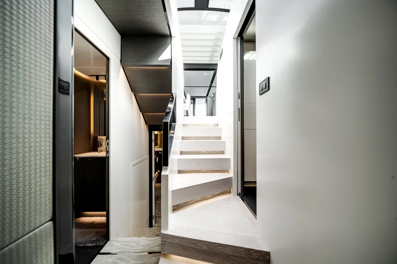 Slide: The Image of Azimut S8 2020 - 42