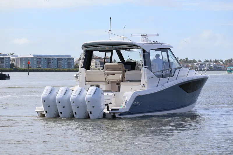 Slide: The Image of Boston Whaler 405 Conquest 2026 - 10