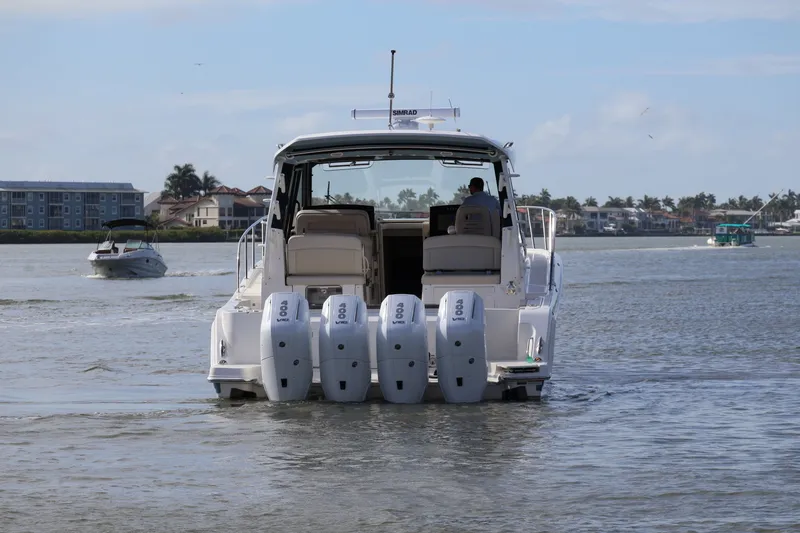 Slide: The Image of Boston Whaler 405 Conquest 2026 - 11