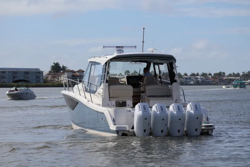 Slide: The Image of Boston Whaler 405 Conquest 2026 - 12