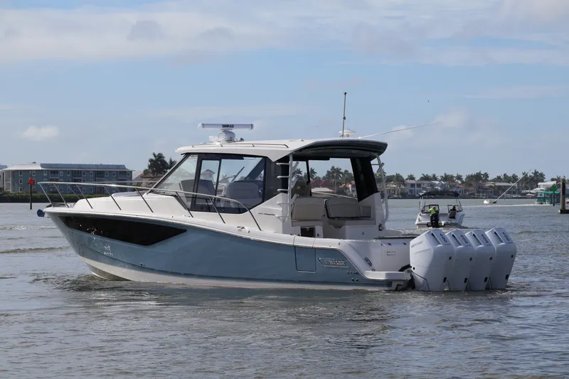 Slide: The Image of Boston Whaler 405 Conquest 2026 - 14