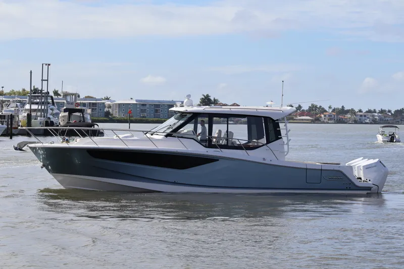 Slide: The Image of Boston Whaler 405 Conquest 2026 - 15