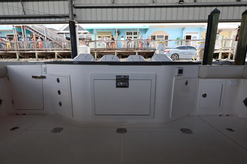 Slide: The Image of Boston Whaler 405 Conquest 2026 - 17