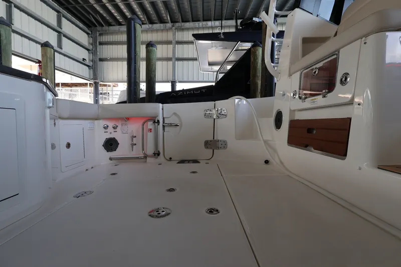 Slide: The Image of Boston Whaler 405 Conquest 2026 - 18