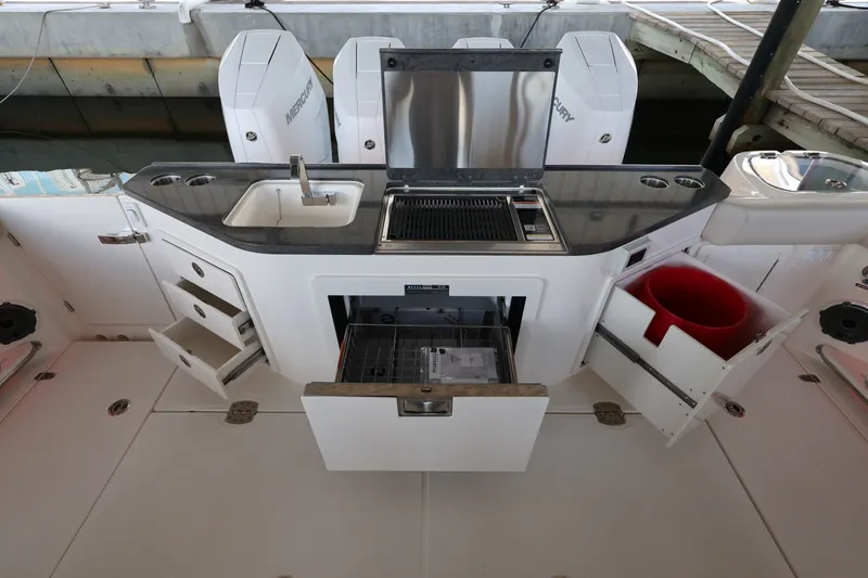 Slide: The Image of Boston Whaler 405 Conquest 2026 - 21