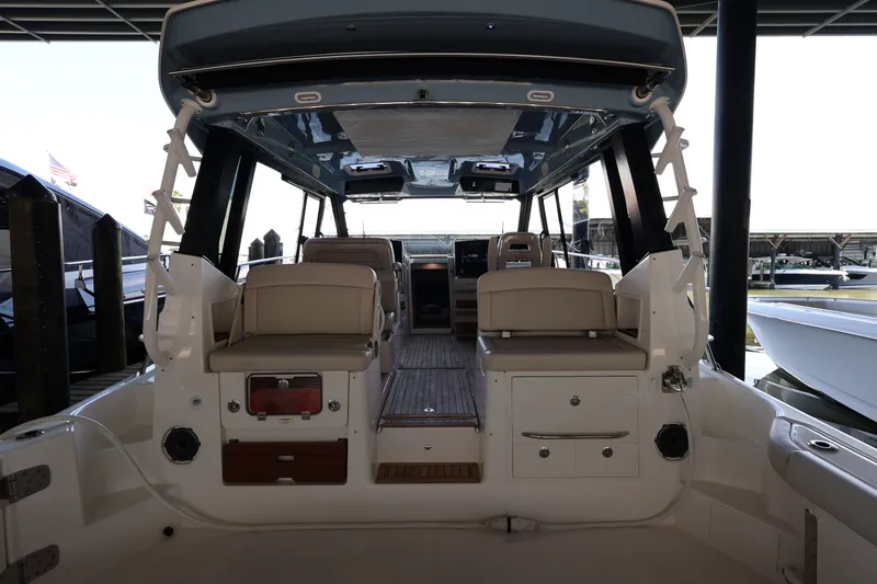 Slide: The Image of Boston Whaler 405 Conquest 2026 - 24