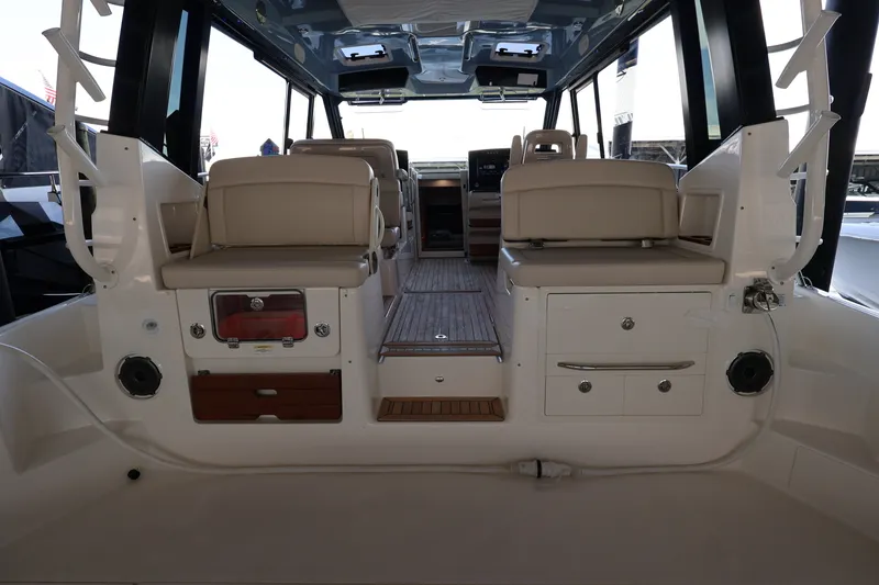 Slide: The Image of Boston Whaler 405 Conquest 2026 - 25