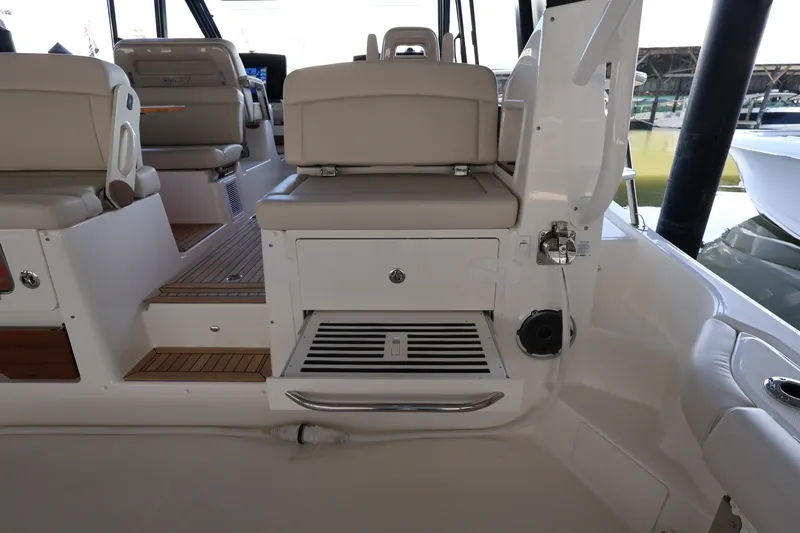Slide: The Image of Boston Whaler 405 Conquest 2026 - 27