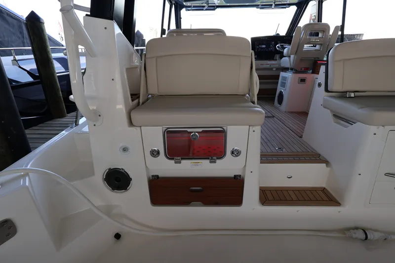 Slide: The Image of Boston Whaler 405 Conquest 2026 - 28