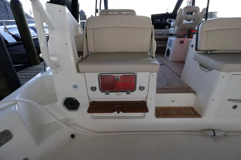 Slide: The Image of Boston Whaler 405 Conquest 2026 - 29