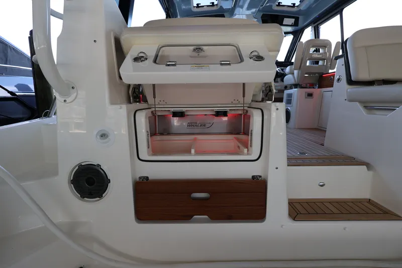 Slide: The Image of Boston Whaler 405 Conquest 2026 - 31