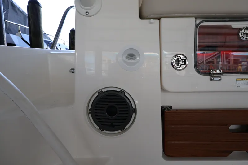 Slide: The Image of Boston Whaler 405 Conquest 2026 - 32