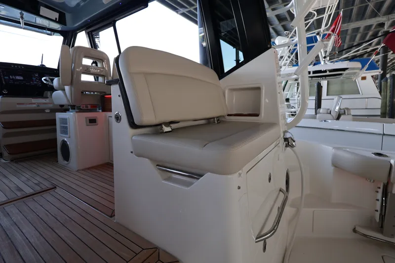 Slide: The Image of Boston Whaler 405 Conquest 2026 - 33