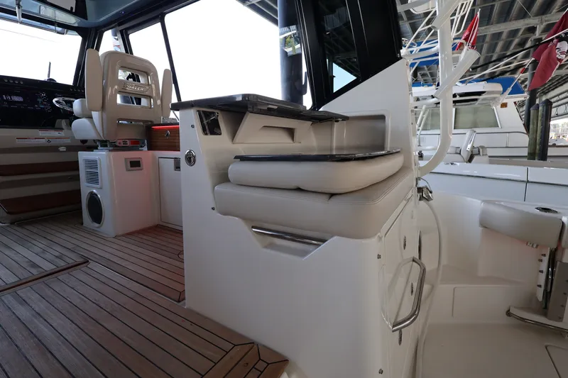 Slide: The Image of Boston Whaler 405 Conquest 2026 - 34