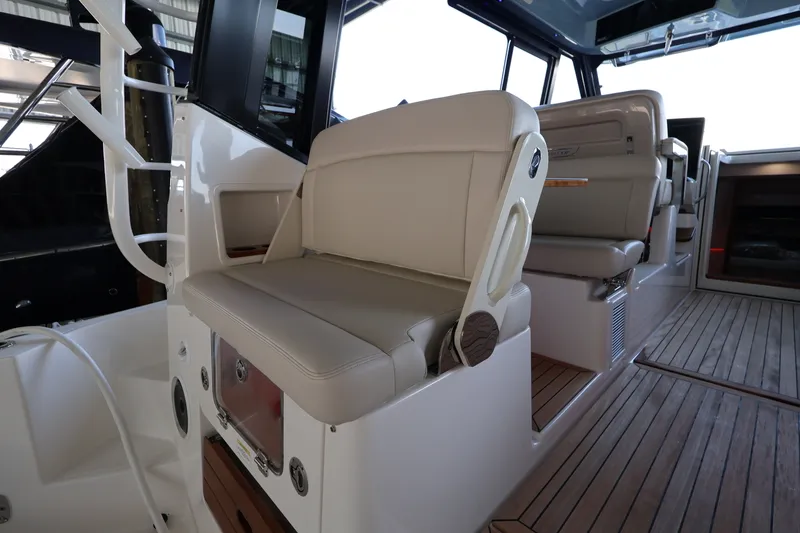 Slide: The Image of Boston Whaler 405 Conquest 2026 - 37
