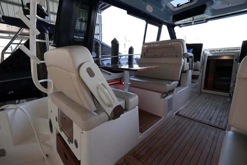 Slide: The Image of Boston Whaler 405 Conquest 2026 - 38