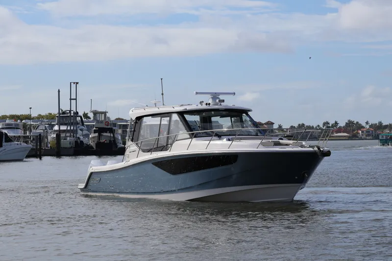 Slide: The Image of Boston Whaler 405 Conquest 2026 - 4