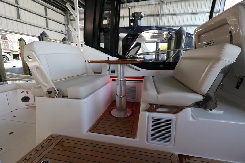 Slide: The Image of Boston Whaler 405 Conquest 2026 - 40