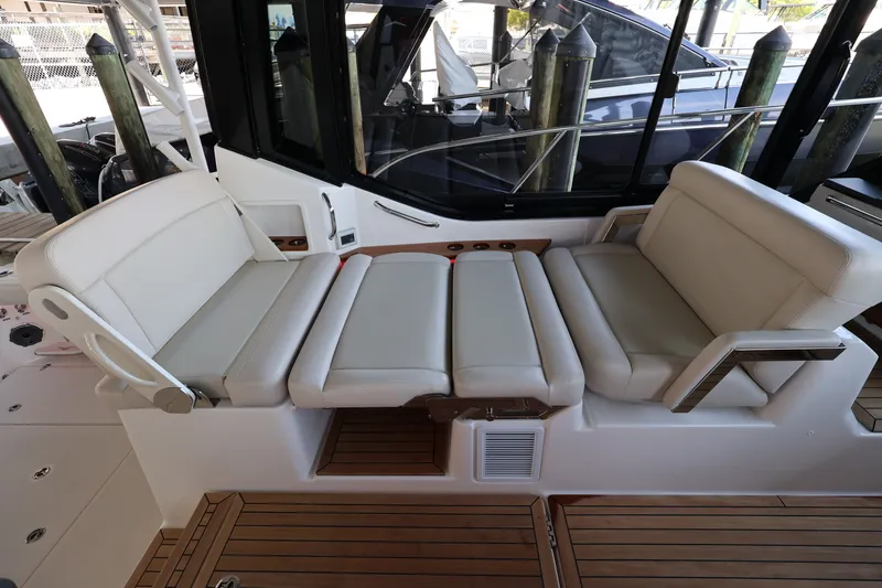 Slide: The Image of Boston Whaler 405 Conquest 2026 - 41