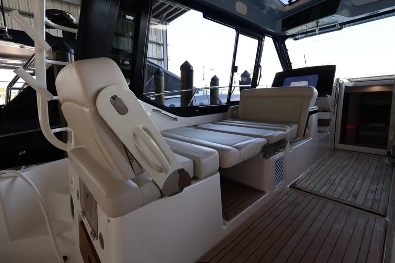 Slide: The Image of Boston Whaler 405 Conquest 2026 - 42