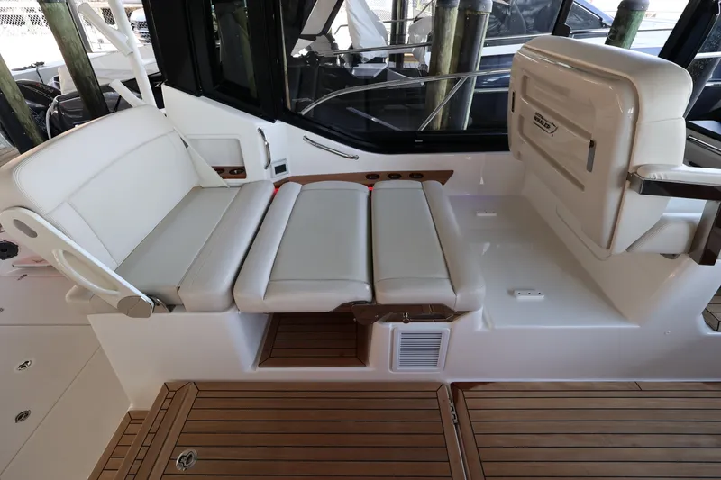 Slide: The Image of Boston Whaler 405 Conquest 2026 - 43
