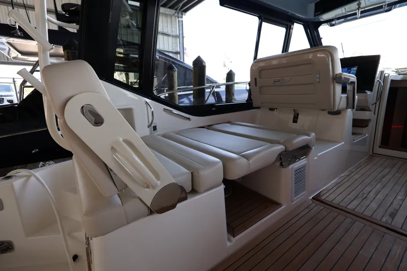 Slide: The Image of Boston Whaler 405 Conquest 2026 - 44