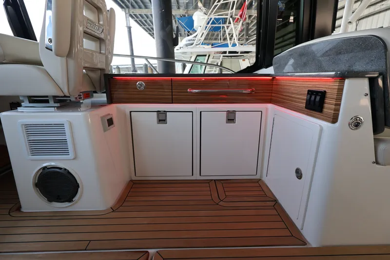 Slide: The Image of Boston Whaler 405 Conquest 2026 - 45