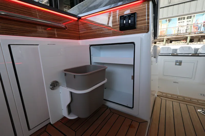 Slide: The Image of Boston Whaler 405 Conquest 2026 - 48